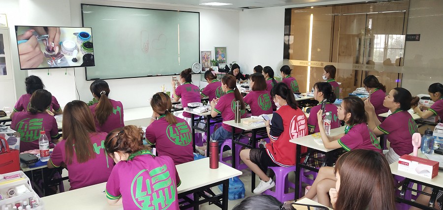 學美甲好嗎？工資高不高？