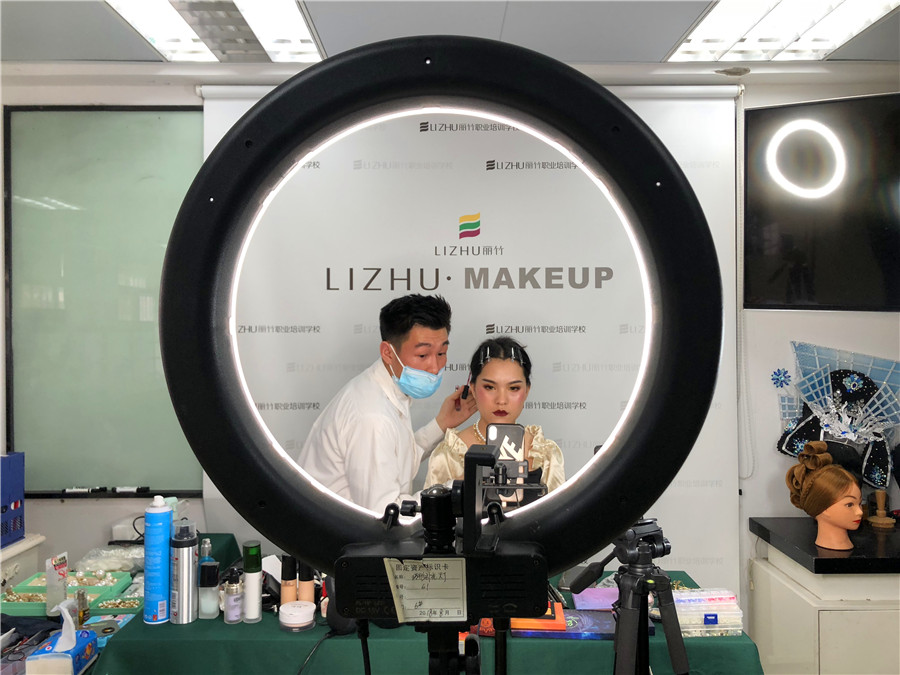 麗竹化妝課程抖音直播教學，大獲歡迎