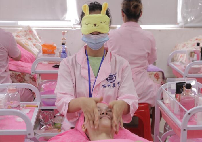 南寧美容學(xué)校：這是不是你想象中的美容師？