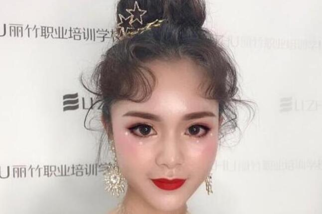 南寧化妝學(xué)校：一眼就驚艷的時尚晚宴妝