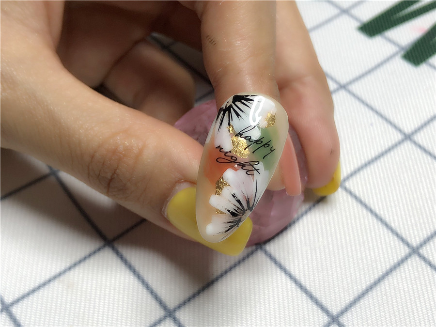 南寧美甲學校：指間開花，花開半夏