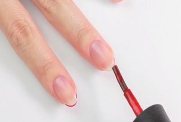 南寧美甲學(xué)校：如何正確包邊的美甲教程