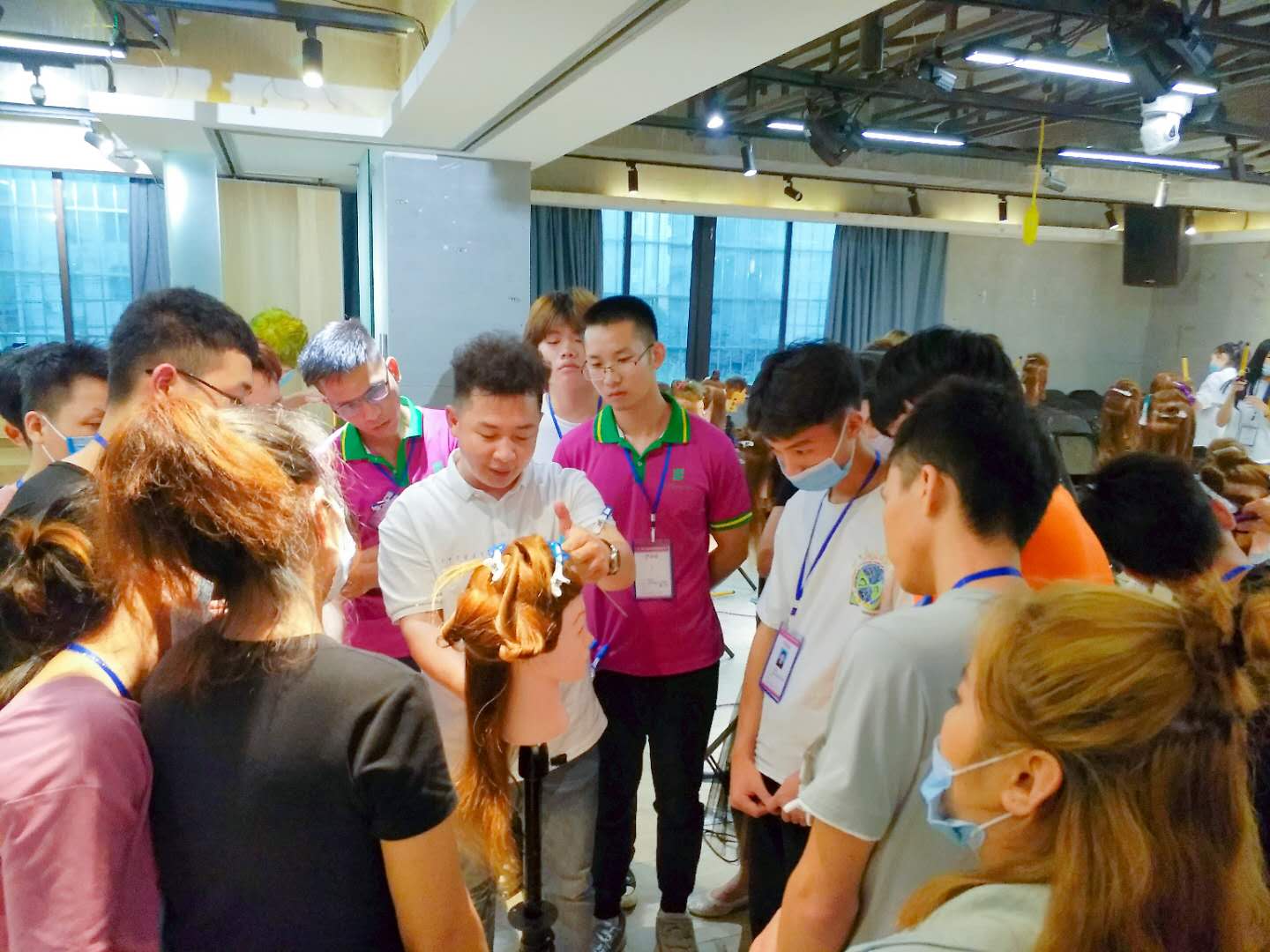 南寧美發(fā)學校：時尚電棒造型班開班，人氣爆棚