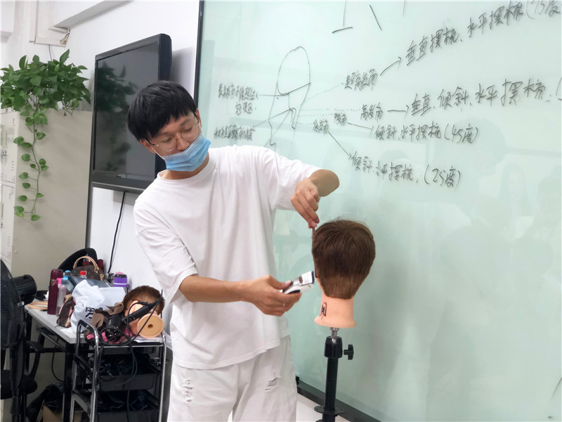 南寧美發(fā)課堂：360度男發(fā)手法演練，輕松攻破剪發(fā)難題