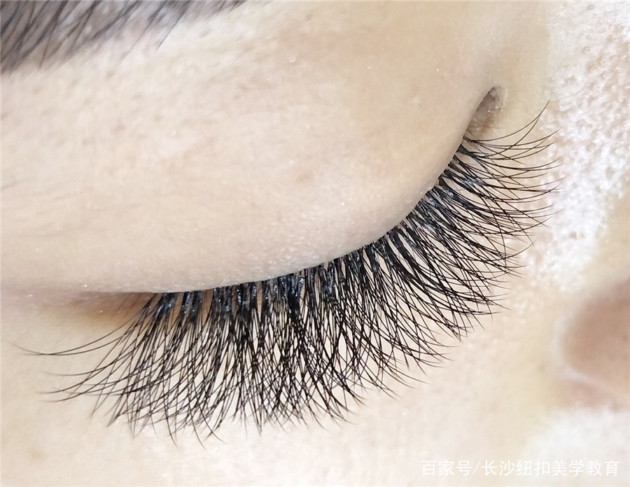 南寧紋繡學(xué)校：實用美睫技巧，讓你放大雙眼