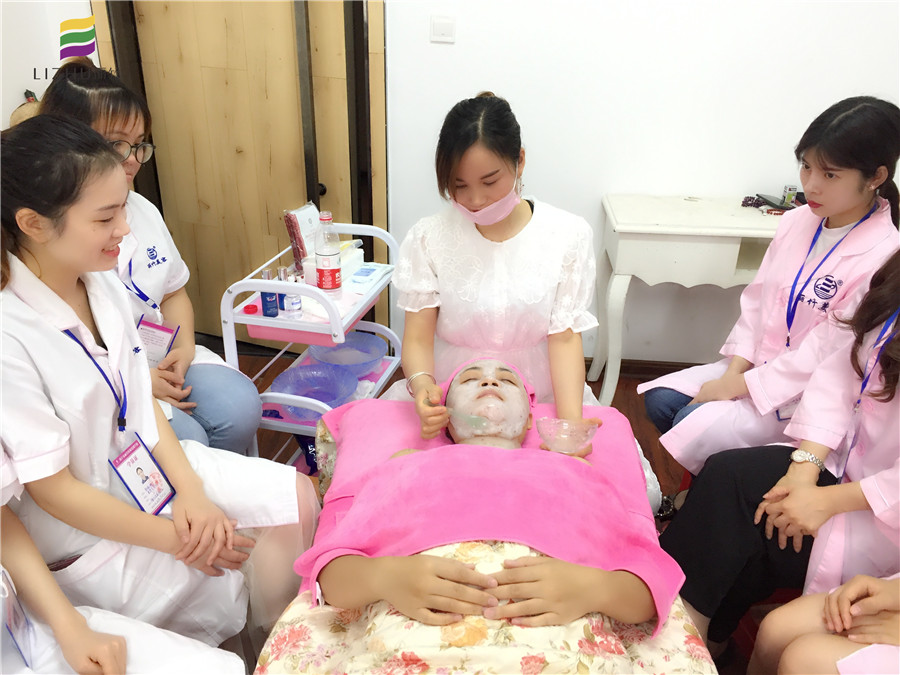 南寧美容學(xué)堂：敷膜，女人變美必修課程