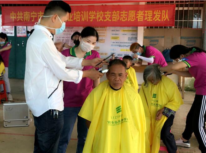 你笑起來真好看，像春天的花一樣