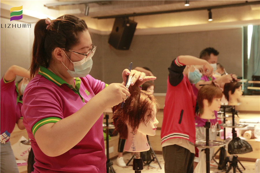 廣西美發(fā)學(xué)校：女士剪裁課堂練習(xí)