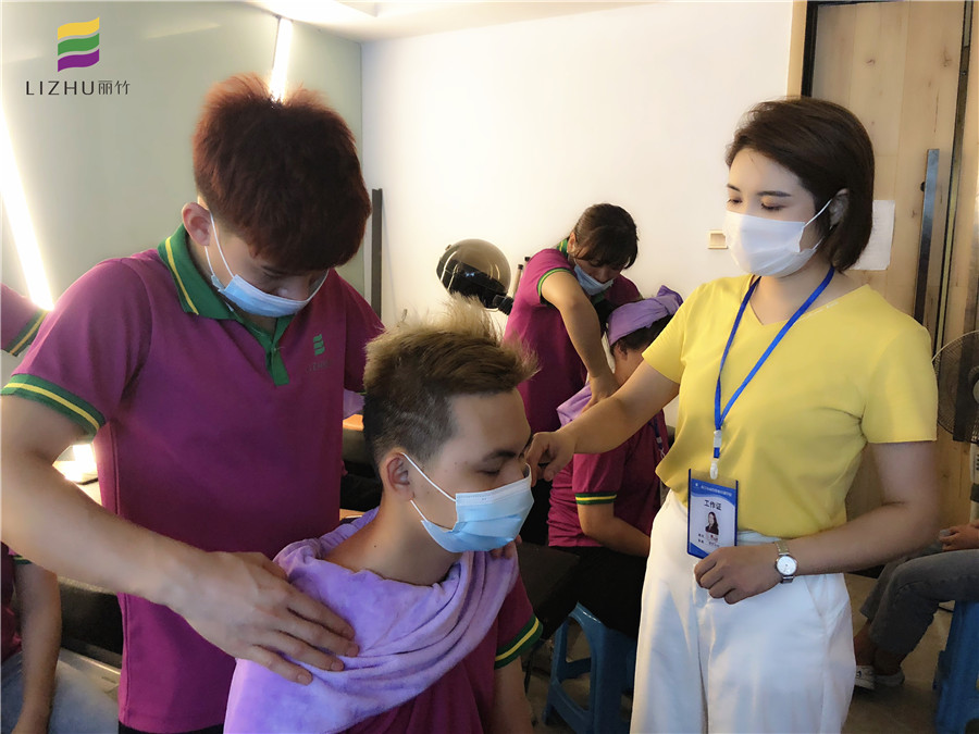 廣西美發(fā)學(xué)校：洗護班里肩頸按摩