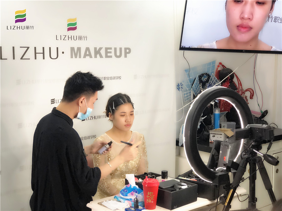 廣西彩妝學(xué)校：快看！畫真人了！