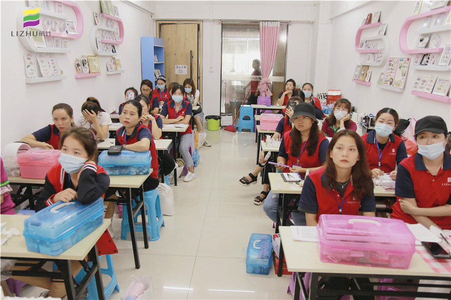 廣西美甲學(xué)校：美甲美睫一起學(xué)吧