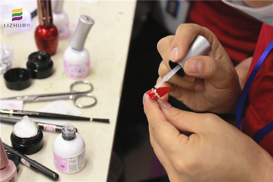 美甲課堂：嶄露頭角的新星美甲師