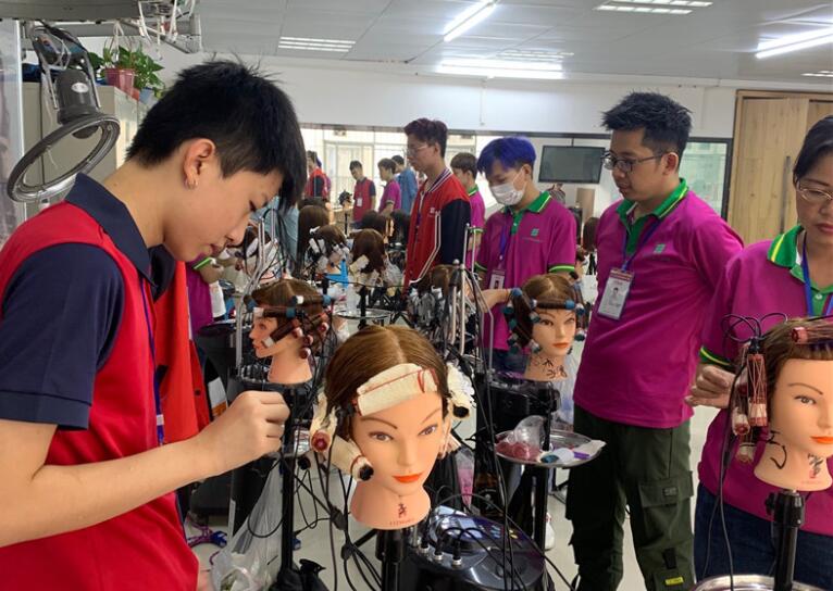 美發(fā)學?；ㄐ酰航K于可以上手熱燙