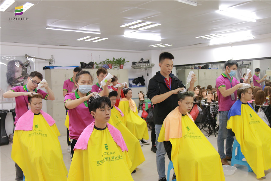 廣西美發(fā)學校：中式洗頭怎么洗