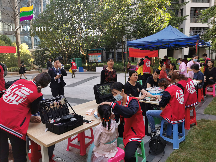 快來?。∶赓M(fèi)做美容美發(fā)美甲化妝