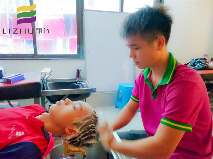 美發(fā)學(xué)員心得：老師，我們沒有忘