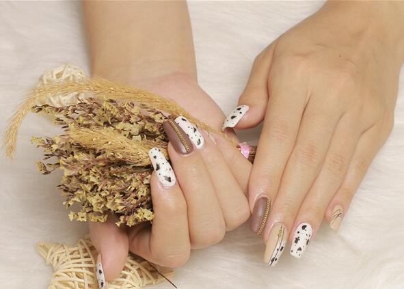 美甲技巧：甲油膠和光療膠的涂法