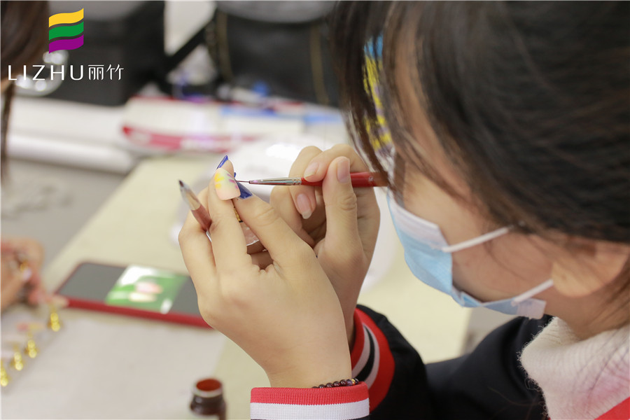 給你新年禮物，我們的專業(yè)美甲