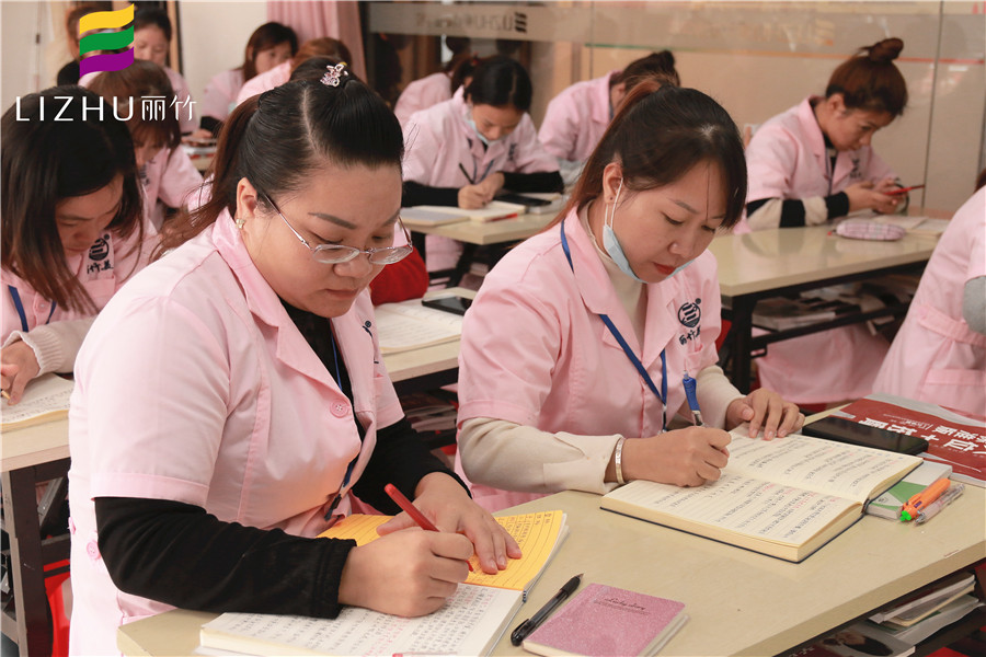 美容培訓(xùn)：理論對美容師重要嗎