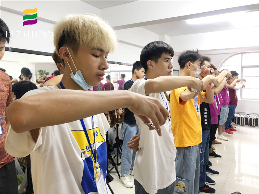 南寧美發(fā)學校：美發(fā)剪刀的使用方法