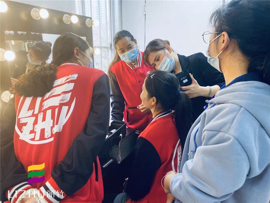 手把手教學(xué)，展現(xiàn)南寧化妝學(xué)校的魅力