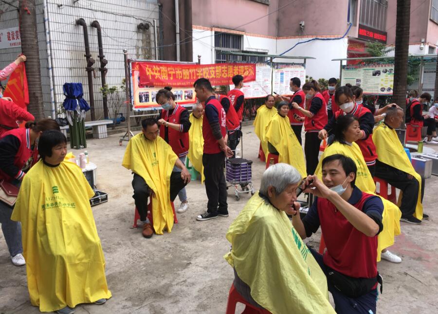“雷鋒義剪”入社區(qū)，方知南寧美發(fā)學(xué)校哪家好