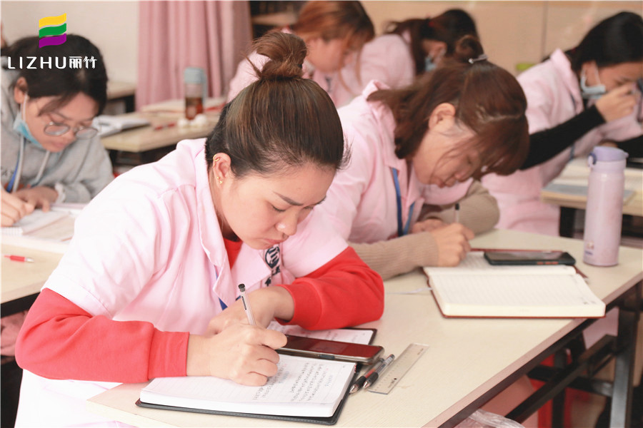 美容師學(xué)理論知識(shí)的重要性，讓南寧美容培訓(xùn)班告訴你