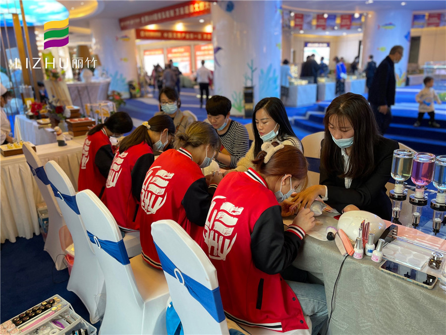 南寧化妝美甲學(xué)校組織學(xué)員進(jìn)行美甲化妝實(shí)踐活動