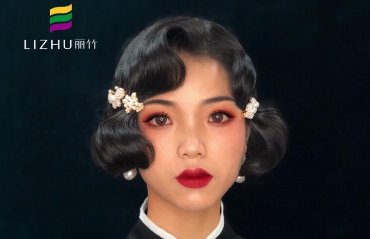 民國(guó)旗袍妝容，顯示南寧專業(yè)化妝學(xué)校實(shí)力