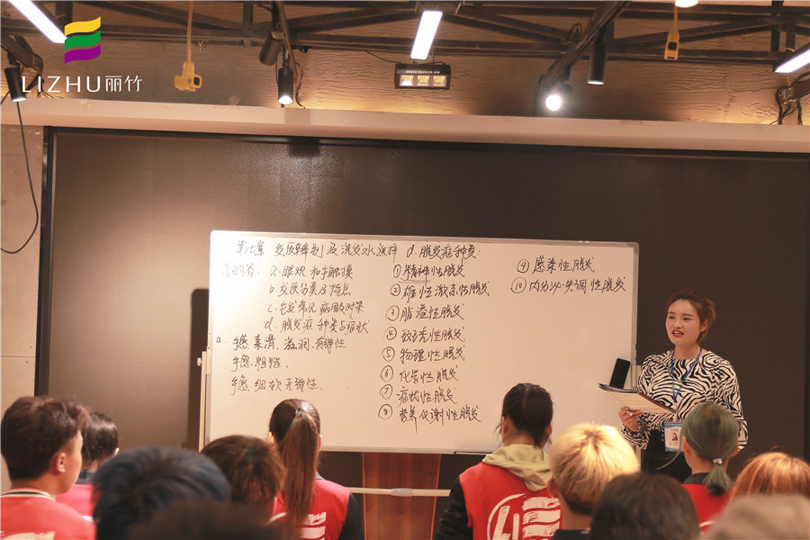 直擊美發(fā)課堂，感受廣西好的美發(fā)學(xué)校氛圍