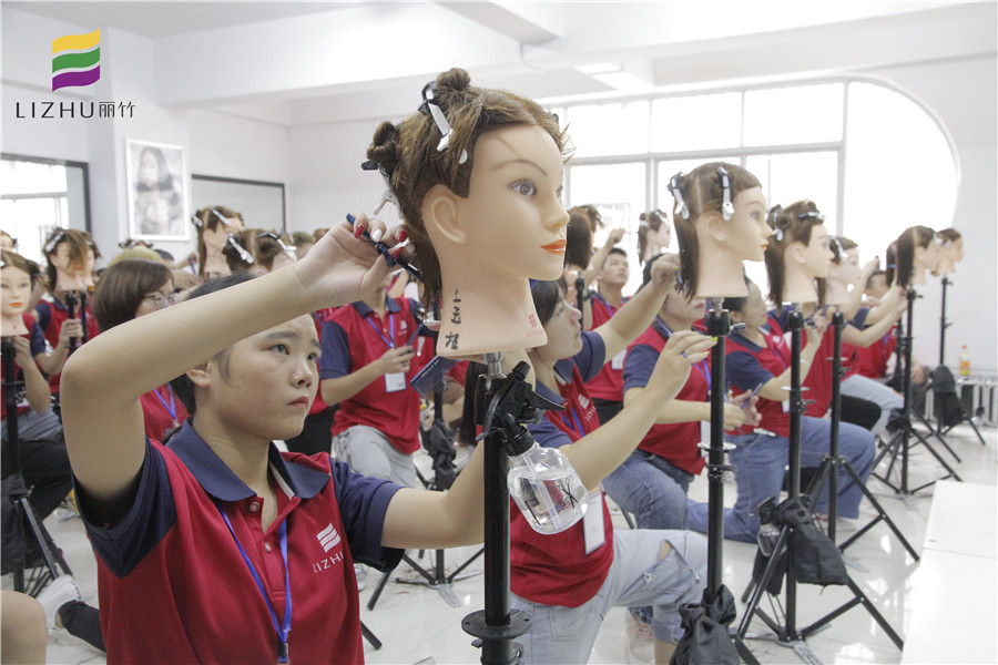 美發(fā)師必會剪發(fā)姿勢，南寧專業(yè)美發(fā)學(xué)校來教你