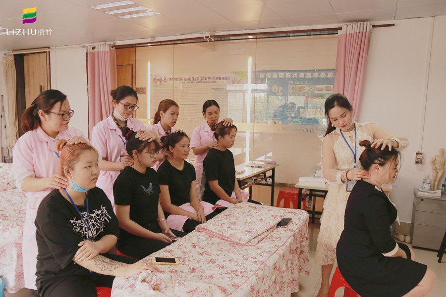 常見中醫(yī)推拿手法，廣西美容學(xué)校為你演示