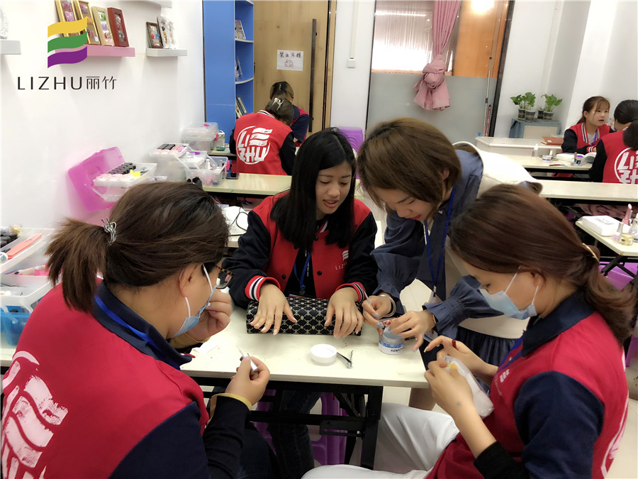 粘貼甲片，廣西美甲培訓(xùn)課程必學(xué)內(nèi)容