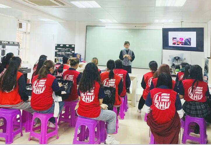 南寧彩妝學(xué)校哪家比較好？來看看我們的基礎(chǔ)課堂吧