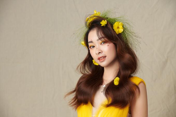 輕氧花漾披發(fā)造型，帶你去看南寧化妝學(xué)校哪家好