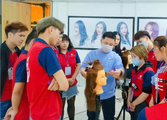 廣西美發(fā)學校時尚電棒造型班開課，學員爆滿