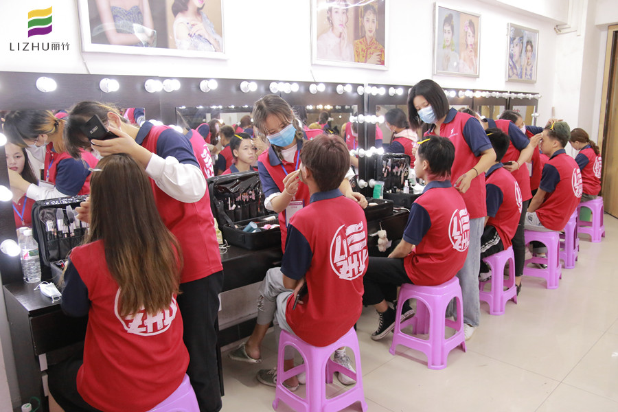 看看她們的課堂，感受廣西化妝培訓哪家專業(yè)