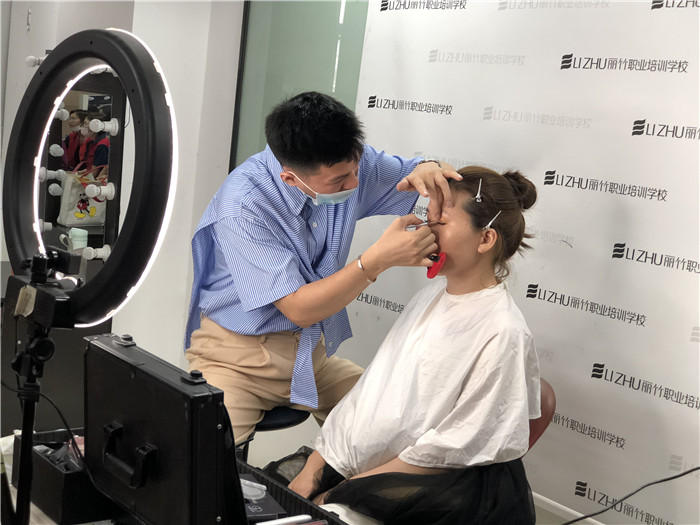 韓式名媛妝容怎么畫？南寧專業(yè)彩妝培訓教你