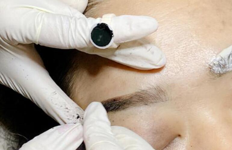 紋繡完成發(fā)現(xiàn)眉型細節(jié)不好怎么辦？廣西紋繡學校來幫你