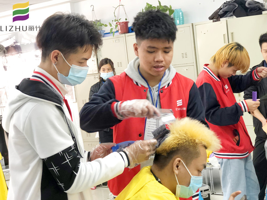 來南寧美發(fā)培訓(xùn)班，學(xué)專業(yè)染發(fā)技術(shù)