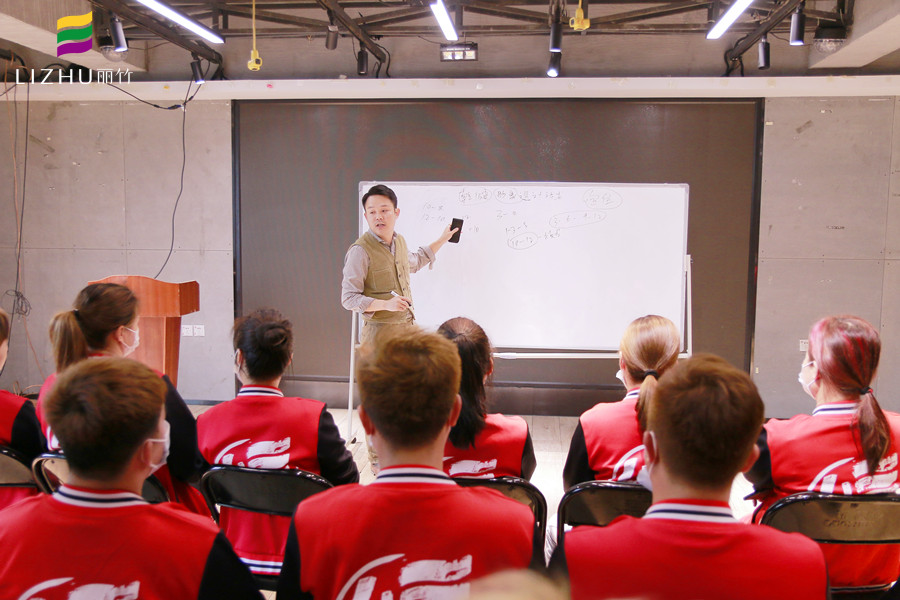 乾健·形象設(shè)計沙龍招人啦！廣西美發(fā)學(xué)校為你解決就業(yè)之憂