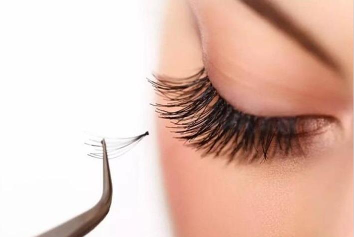 嫁接睫毛紅腫怎么辦？南寧美睫學校來幫你