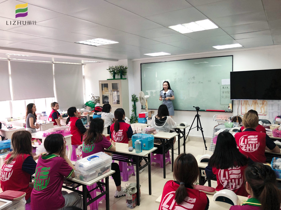 南寧學(xué)美甲好就業(yè)嗎？看看我們翌航美甲店就業(yè)專場吧