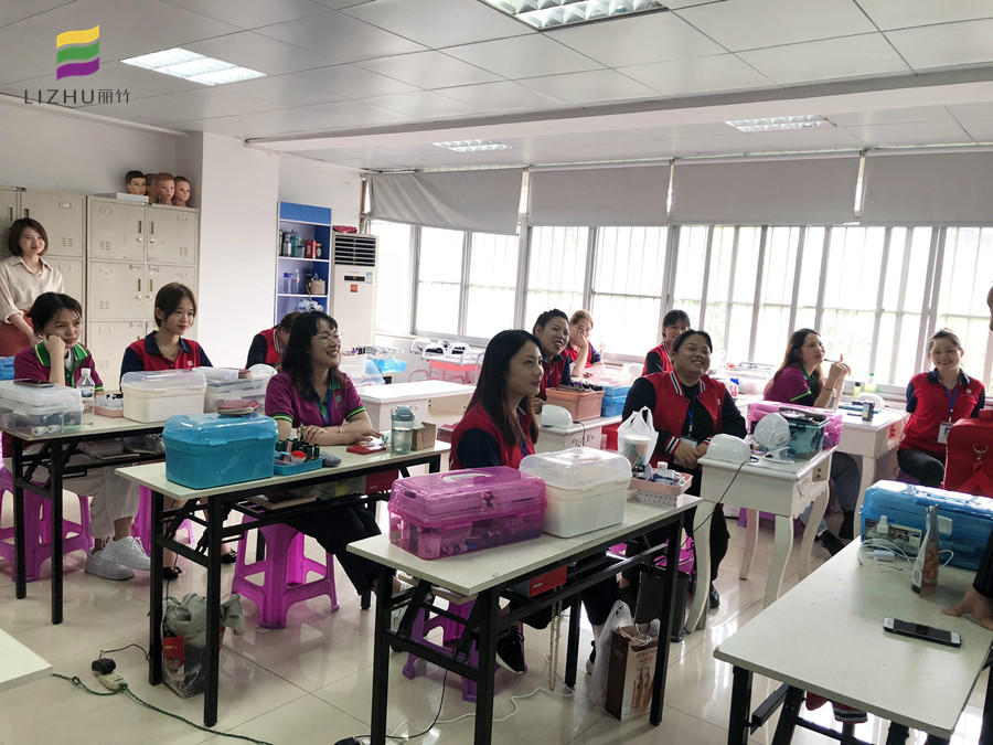 看了美甲就業(yè)宣講，你還會問南寧學(xué)美甲有前途嗎？