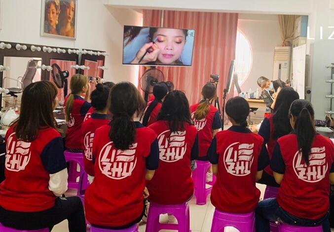 南寧化妝學(xué)校教你專業(yè)眼影畫法