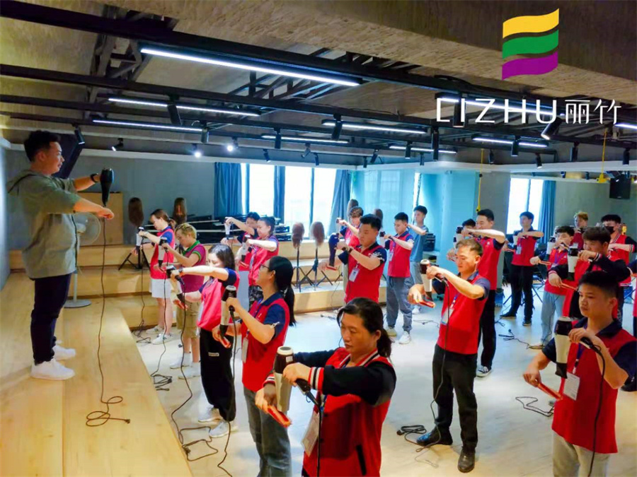 美發(fā)吹風(fēng)造型教程，廣西師資強的美發(fā)學(xué)校找到了