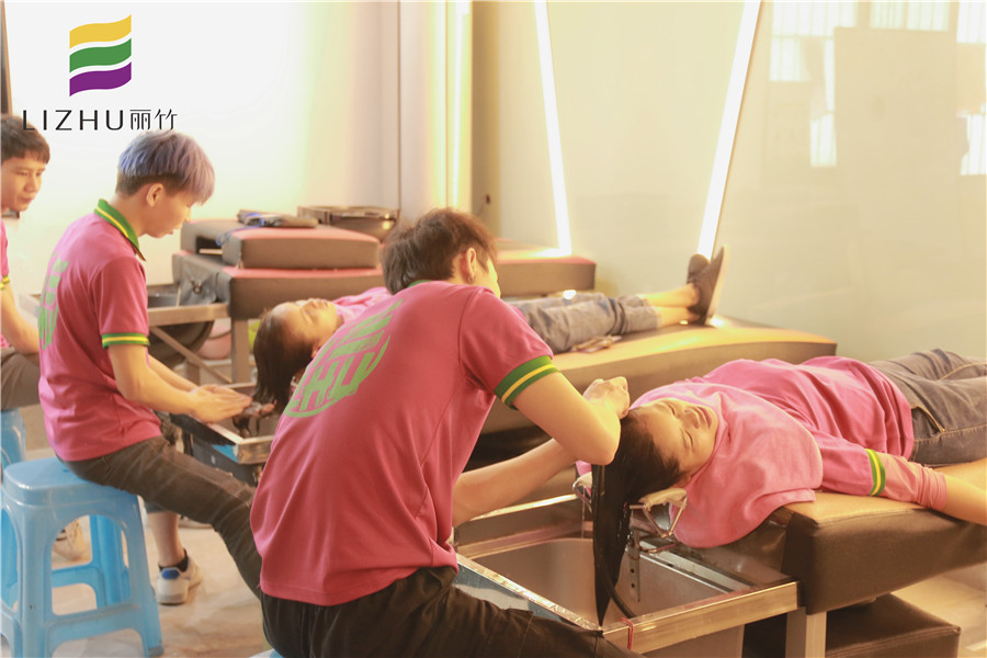 南寧哪里可以學(xué)美發(fā)？看看麗竹學(xué)校洗護就知道