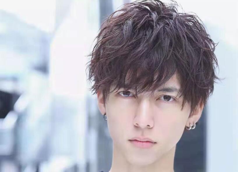 錫紙燙兩邊的頭發(fā)需要剪嗎？廣西正規(guī)美發(fā)學(xué)校告訴你