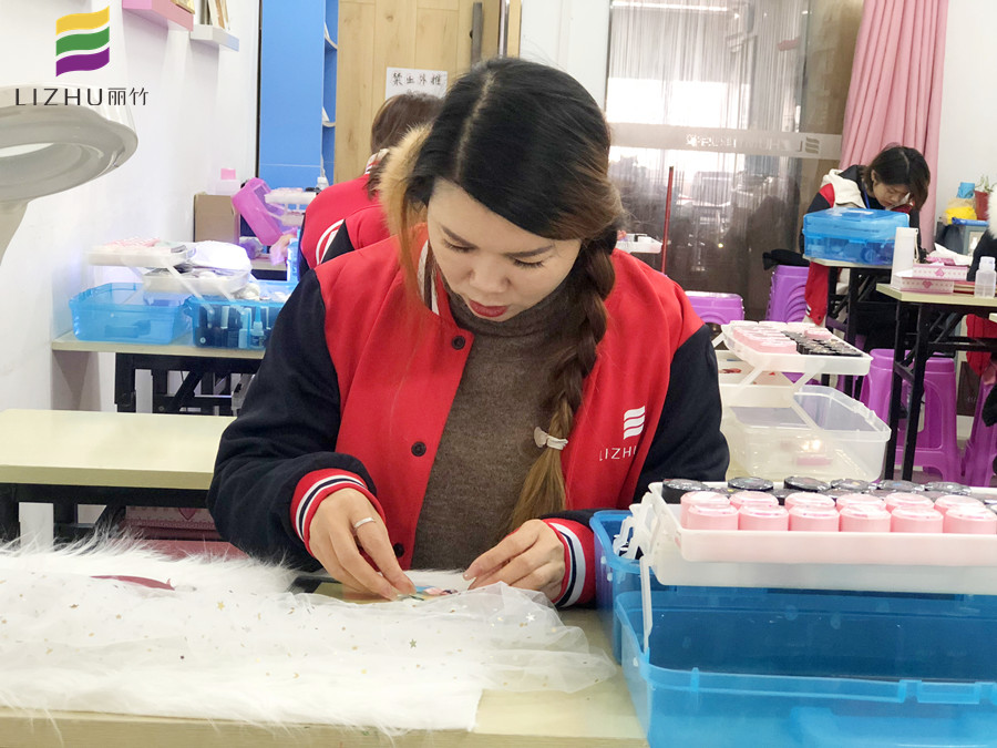 在南寧正規(guī)美甲學(xué)校學(xué)習(xí)，天天都有學(xué)不完的東西