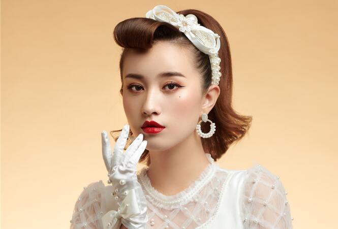 復(fù)古迪斯科妝容造型，廣西化妝學(xué)校這款造型愛了嗎？
